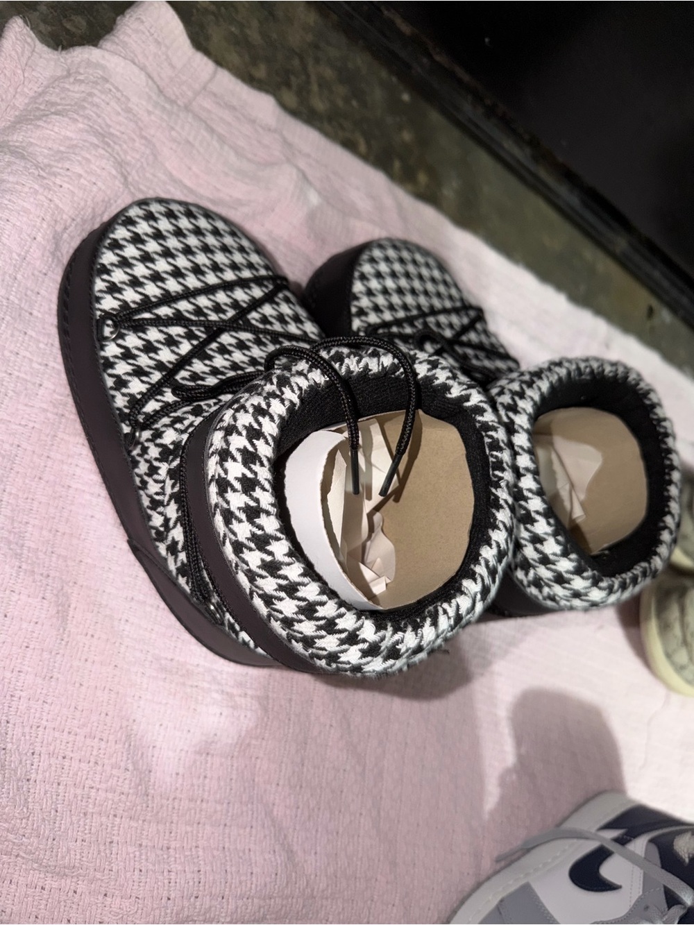 New Women’s Houndstooth Slip-On Boots